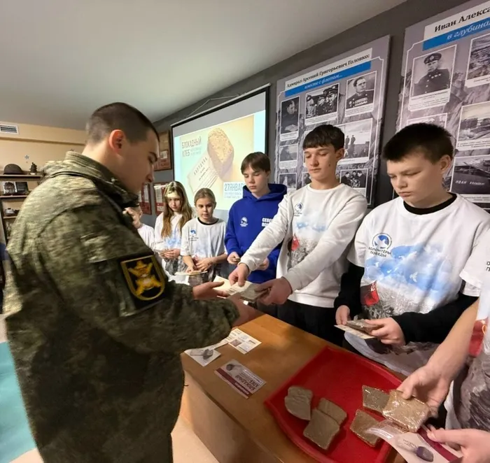 Волонтеры раздают листовки и кусочек хлеба в рамках акции