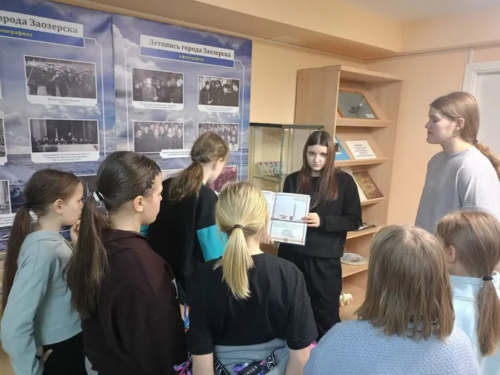 Фото: участник клуба "Экскурсионное бюро" проводит экскурсию