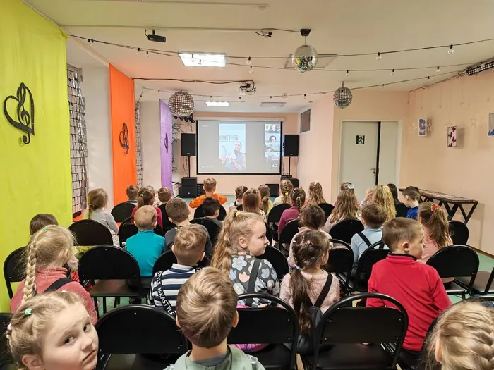 Фото: Дети смотрят онлайн-трансляцию