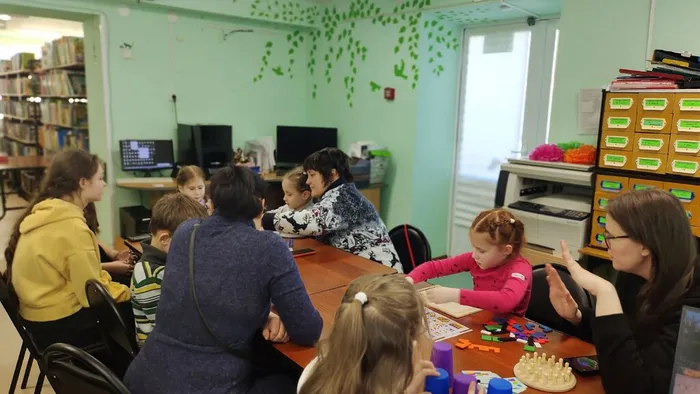 Фото: участники мероприятия играют в настольные игры