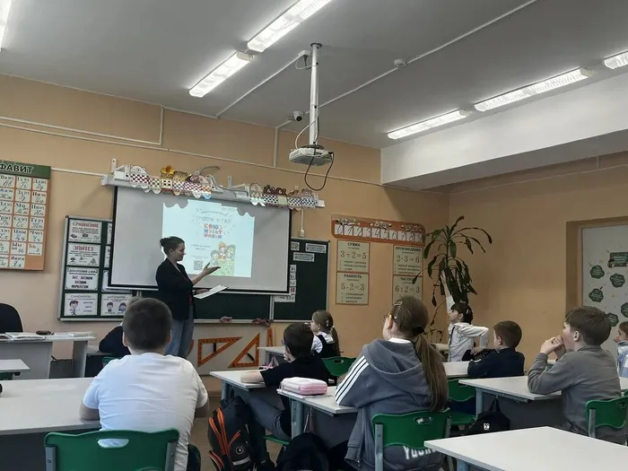 Фото: школьники смотрят на экран