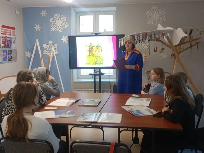 Участники краеведческих посиделок слушают ведущего