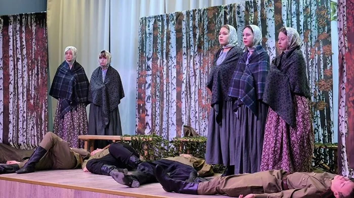 Фото: на сцене актеры Арт-студии "Театральная карусель"