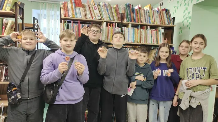 Участники Творческой мастерской со своими поделками