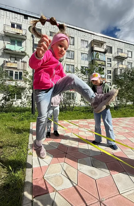 Фото: девочки прыгают в резиночки