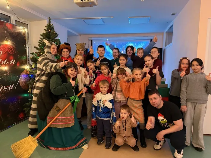 Фото участников программы с Бабой-Ягой и сказачными героями