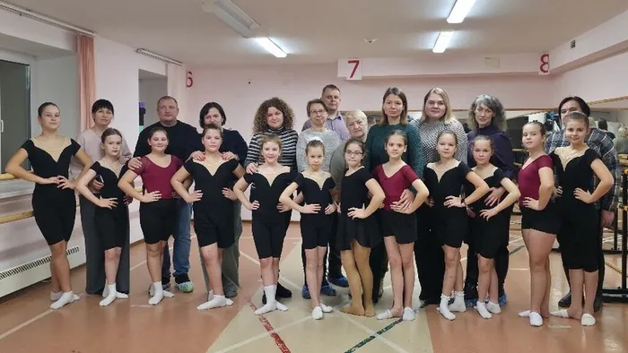 Фото: учащиеся с родителями