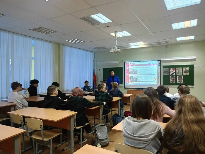 Специалист ЦКБО проводит беседу со школьниками