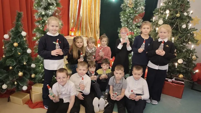 Фото: Участники с готовыми снежными елочками