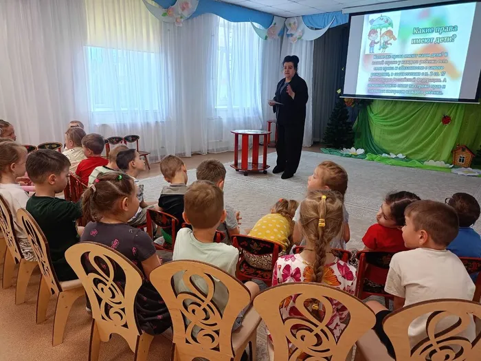 Фото: ведущий и его снимательные слушатели