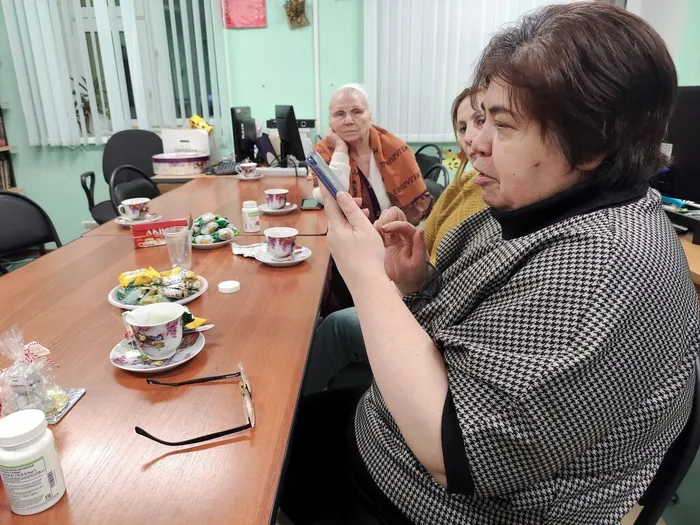 Участники клуба слушают чтение любимых стихов