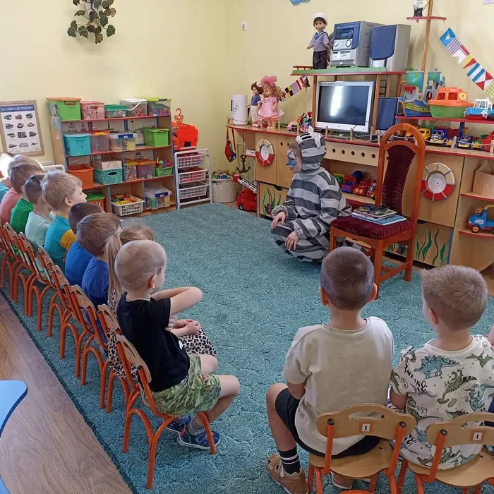 Фото: дети слушают сказки