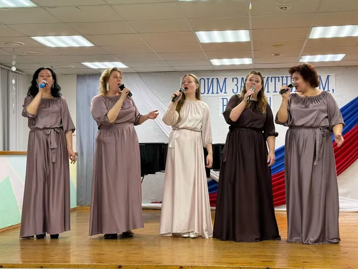 Вокальный ансамбль на сцене