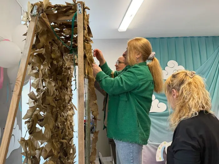 Волонтеры плетут маскировочную сеть