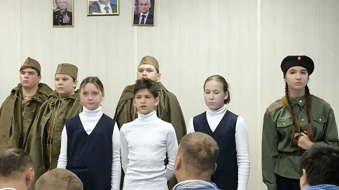 Фото: на сцене актеры арт-студии "Театральная карусель"