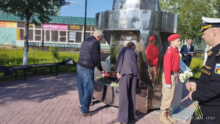 Фото: возложение цветов к стеле "Погибшим в ходе специальной военной операции"