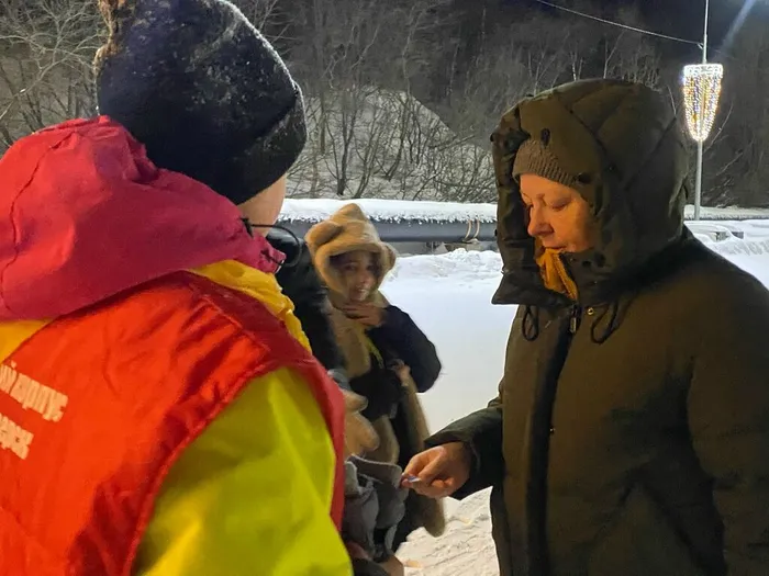 Фото: волонтеры раздают ленточки Триколор жителям города