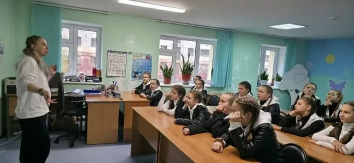 Фото: воспитанники клубов ЦКБО слушают информацию