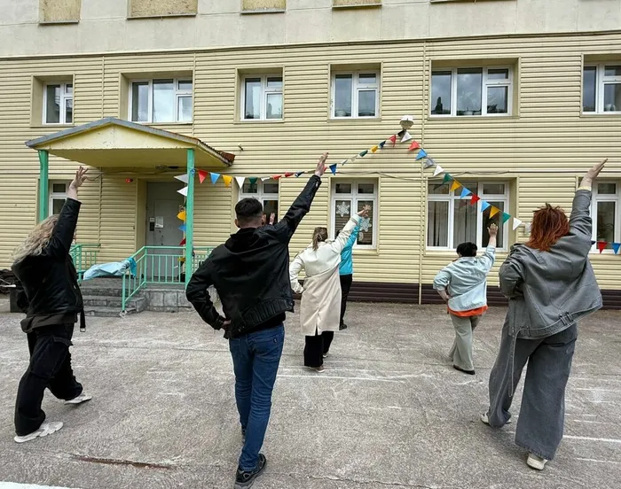 Фото: участники клуба танцуют