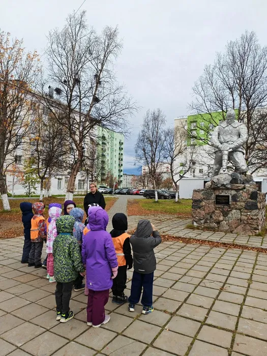 Фото: Дети у памятника строителю