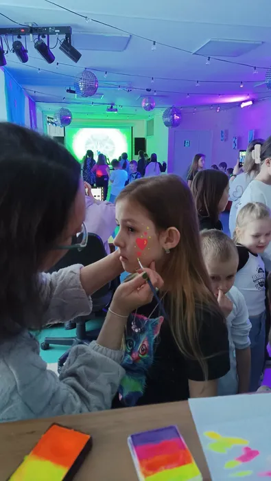 Сотрудники ЦКБО наносят аквагрим участникам дискотеки