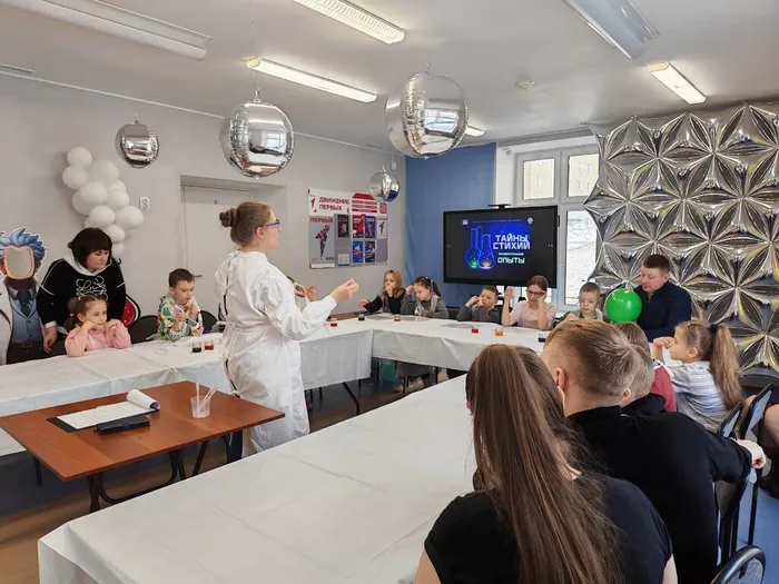 Фото: Участники слушают объяснение опыта