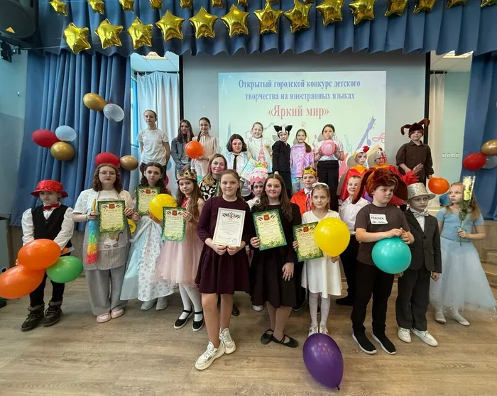 Участники кружка Увлекательный английский с их руководителем