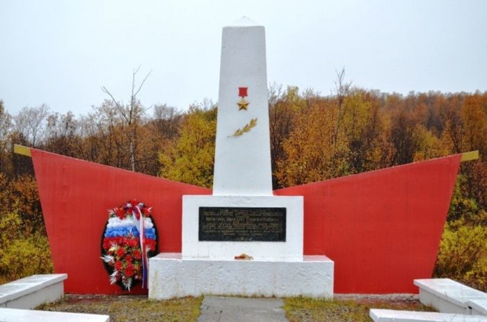 1447 км Р21
Памятный знак Герою Советского Союза Михаилу Ивченко