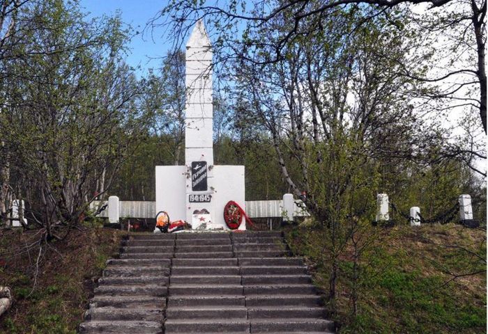 1448 км Р21
Обелиск на братской могиле воинам, погибшим в районе озера 
Песчаное и высоты 256