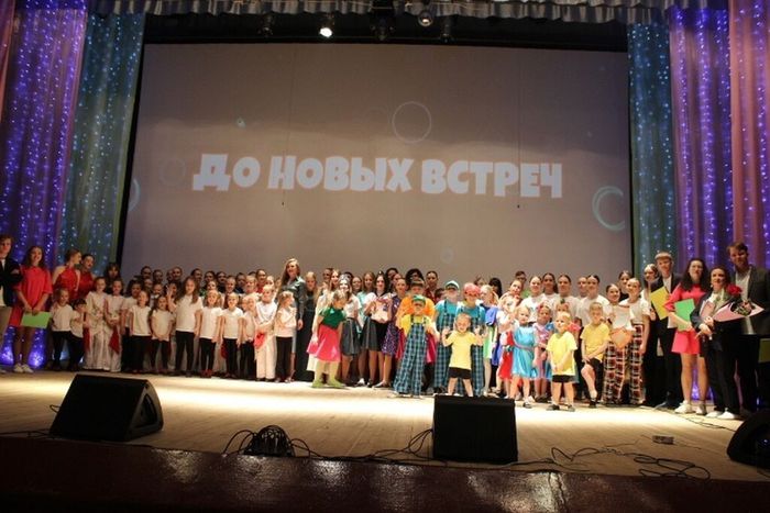Отчетный концерт творческих коллективов ЦКБО «Весеннее настроение»