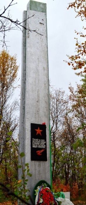 1451 км Р21 Обелиск на могиле старшего политрука 14-й стрелковой дивизии Тимофея Борисёнка