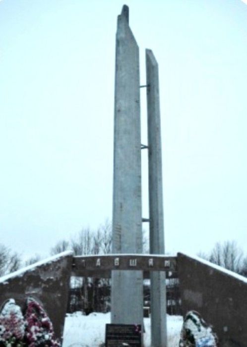 1427 км Р21
Памятный знак-стела на братской могиле воинов 14-й армии, умерших от ран в передвижном полевом госпитале №96